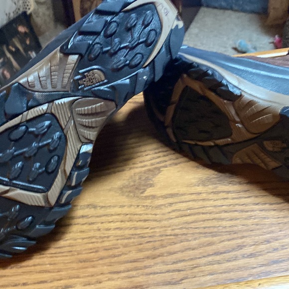 Mens 9-1/2 heat seeker north face boots